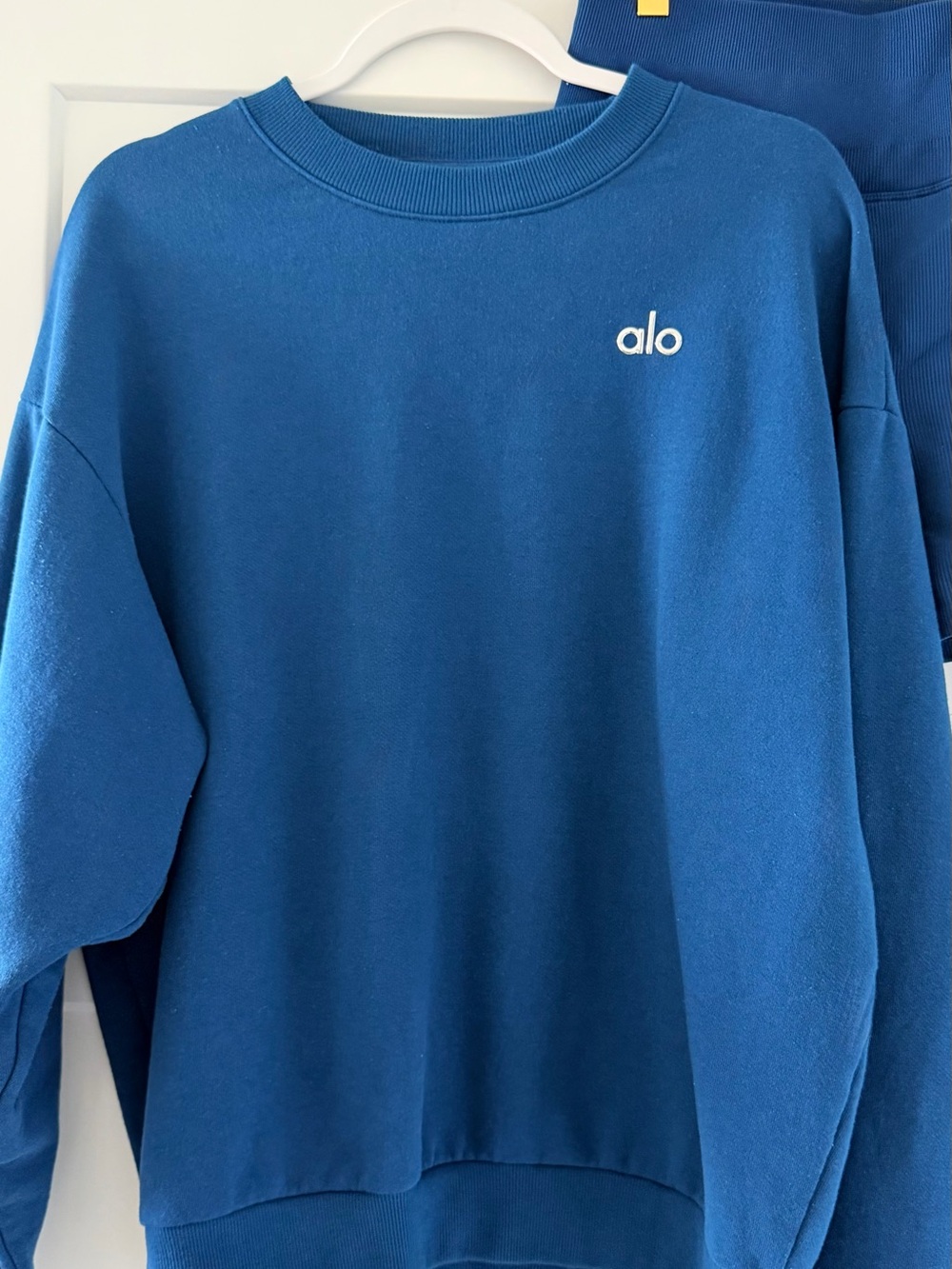 Alo Accolade Crew Neck Pullover & Seamless Ribbed Favorite Short Eclipse Blue S